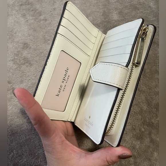 SOLD‼️ Kate Spade Compact bifold wallet - Picture 3 of 4